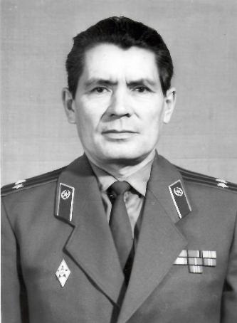 Starshij ofitser operativnoj gruppy okruga podpolkovnik Konarov S. Selo Pokrovka Kirgizskoj SSR dekabr 1983 goda
