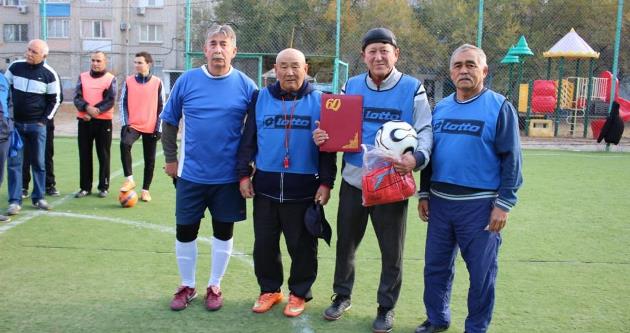 gorodskoj futbolnyj klub veterany atyrau amankos esekenov krajnij sprava