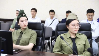 studenty atyrauskogo universiteta slushayut lekczii pro veteranov velikoj otechestvennoj